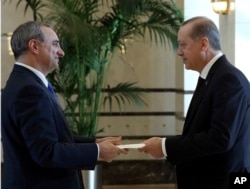 Isroilning Turkiyadagi elchisi Eytan Nae Turkiya rahbari Erdo'g'anga ishonch yorlig'ini topshirmoqda, 2016