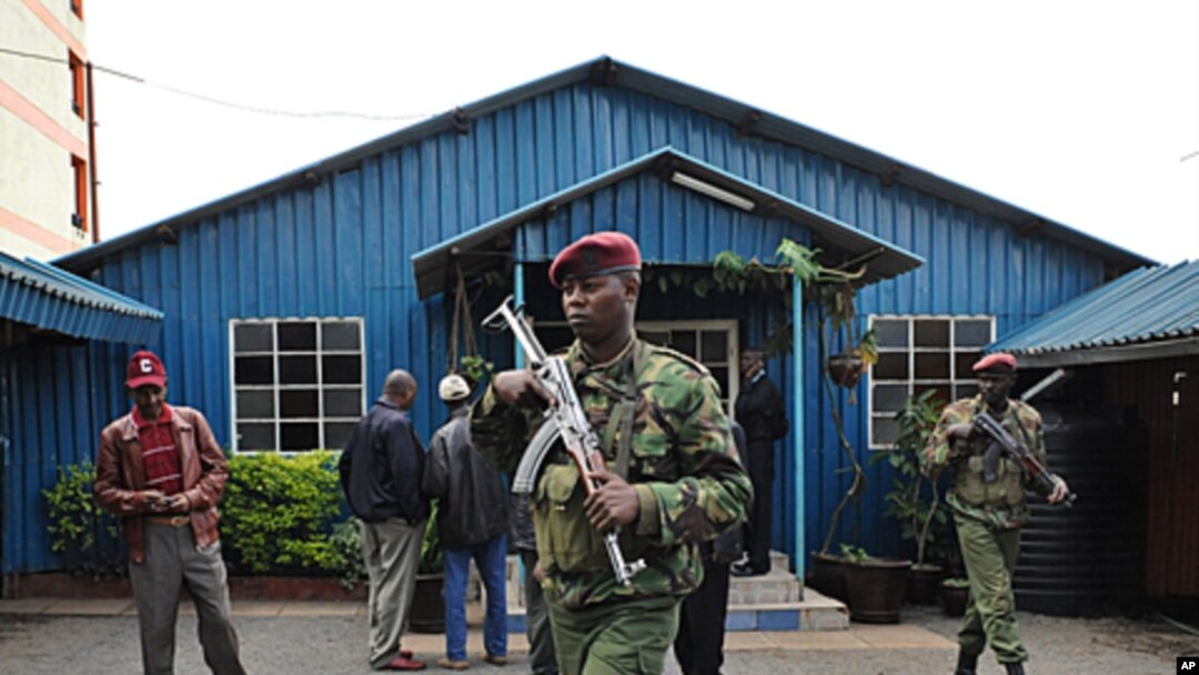Kenyan police officers secure the site of a grenade attack in Nairobi on April 29, 2012 (file photo).