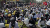 缅甸民众2021年3月4日在第二大城市曼德勒静坐示威（美联社视频截图）