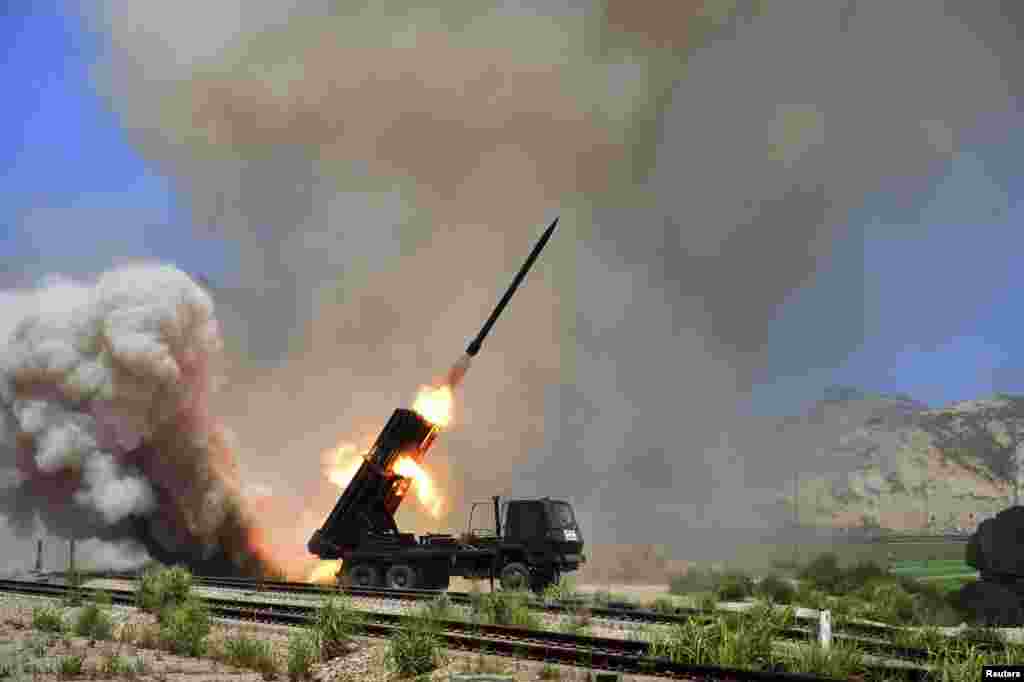 Ko&#39;psonli raketa otishga mo&#39;ljallangan qurilma. Shimoliy Koreya axborot agentligi e&#39;lon qilgan surat.