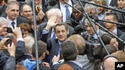 Tổng thống Pháp Nicolas Sarkozy (giữa) vẫy chào ủng hộ viên khi ông đến Chateaurenard trước khi vận động tranh cử ở Avignon hôm 30/4/12