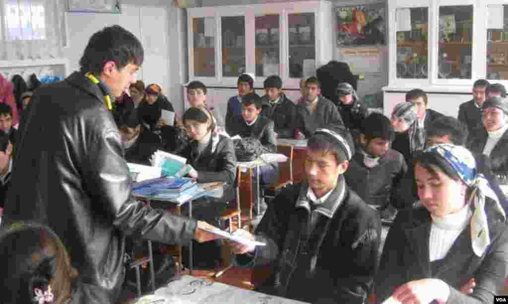 O'z huquqingni bil! Qishloq o'rta maktablarida Amparo o'tkzayotgan navbatdagi tadbir ana shunday nomlanadi. Yuqori sinf o'quvchilariga huquqiy bukletlar tarqatilmoqda.