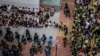 利用午餐时间抗议国旗法的香港示威者被警察围捕。（2020年5月27日）