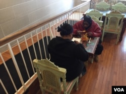 Members of the homeless community are welcome at Sakina Halal Grill restaurant anytime for a free meal. (J. Taboh/VOA)