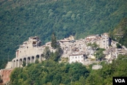 The remains of the Pescara del Tronto, a tiny hilltop town are seen in Italy's Marche region. More than 10 people died here in last year’s tremblor out of a permanent population Of 100. (J. Dettmer/VOA)
