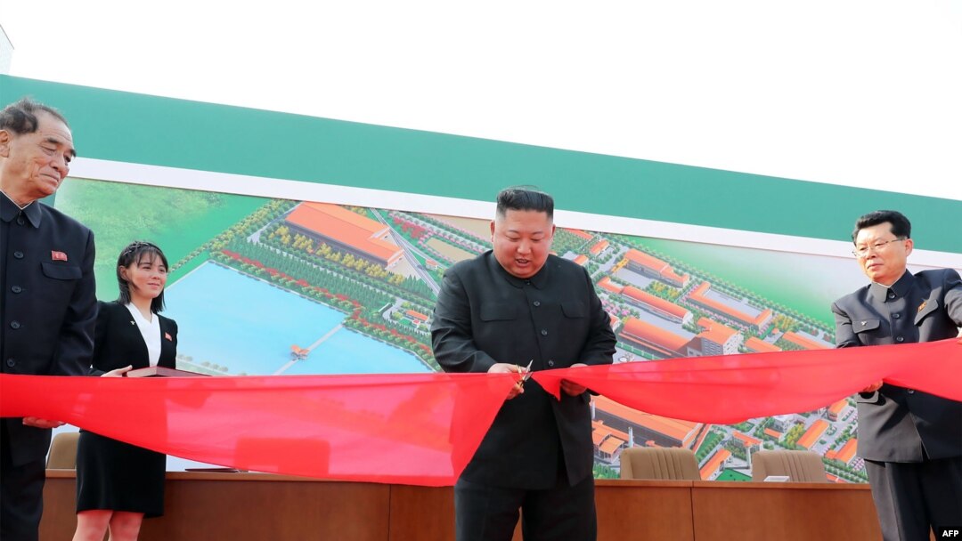 김정은 북한 국무위원장이 지난 1일 순천비료공장 준공식에 참석했다고 조선중앙통신이 2일 보도했다. 중병설과 사망설에 휩싸였던 김 위원장이 20일 만에 공개활동을 재개하며 건재함을 과시했다. 
