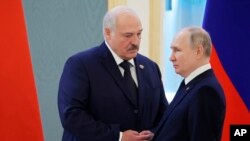 Звіт: Депортацію дітей до Білорусі «остаточно погоджує президент Росії Володимир Путін і авторитарний лідер Білорусі Олександр Лукашенко через Союзну державу». Лукашенко і Путін на засіданні Вищої державної ради Союзної держави Росія-Білорусь у Москві, 6 квітня 2023 року. (AP)