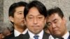 2013年2月5日，日本防卫大臣小野寺五典在东京对记者谈话。