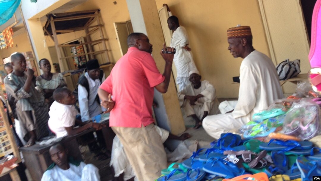 Wani dan kasuwa mai saida takalma,an kona masa rumfa alokaci da ‘yan Boko Haram suka kona kasuwa