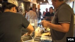 미국 워싱턴 DC 조지타운에 위치한 팔라펠 잉크(Falafel Inc.) 가게가 점심시간 손님들로 붐비고 있다.