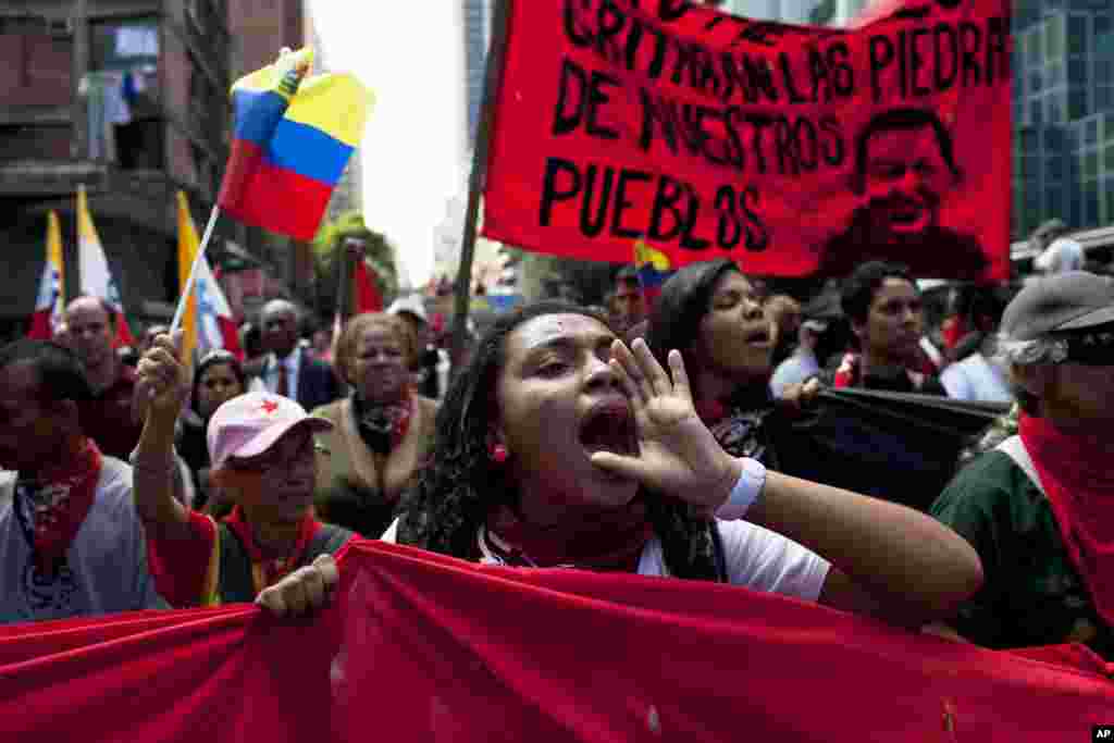 Membros do "colectivo" pró-governo marcham pela baixa de Caracas, Fev. 20, 2014.