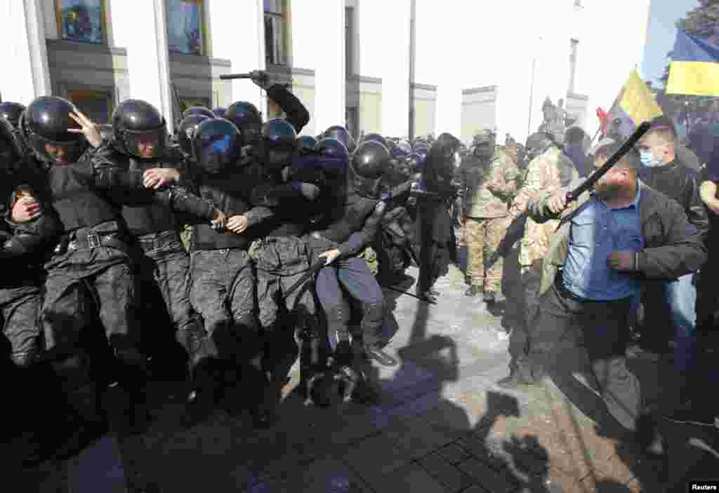 Після зіткнень та затримання міліцією порушників, ВО &quot;Свобода&quot; через Twitter оприлюднило заяву : &quot;Свобода&quot; не причетна до провокацій біля Ради. Вимагаємо від силових структур вжиття заходів задля уникнення сутичок і жертв&quot;. 