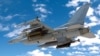 날개 끝에 AIM-9X 공대공미사일을 장착한 미 공군 F-16 전투기. 사진 = 미 공군.