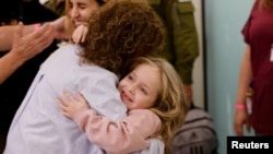 Gjashtëvjeçarja Amelia Aloni e përqafon një familjare pasi ajo dhe nëna e saj, Daniel u liruan nga Hamasi 