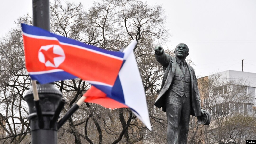 러시아 블라디보스토크의 한 거리에 러시아와 북한의 국기가 휘날리고 있다.