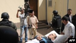 Cựu Tổng thống Ai Cập Hosni Mubarak được đưa bằng cáng tới phòng xử án tại Học viện Cảnh sát ở Cairo, ngày 7/9/2011