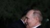 Tổng thống Nga Vladimir Putin ôm Chủ tịch Trung Quốc Tập Cận Bình sau cuộc hội đàm tại Bắc Kinh, ngày 16/5/2024 (ảnh do Thông Tấn Xã nhà nước Nga Sputnik phân phối) 
