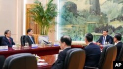 中国国家主席习近平在北京人大会堂会见到访的韩国国家安保室长郑义溶（左二）和韩国驻华大使。（2018年3月12日）