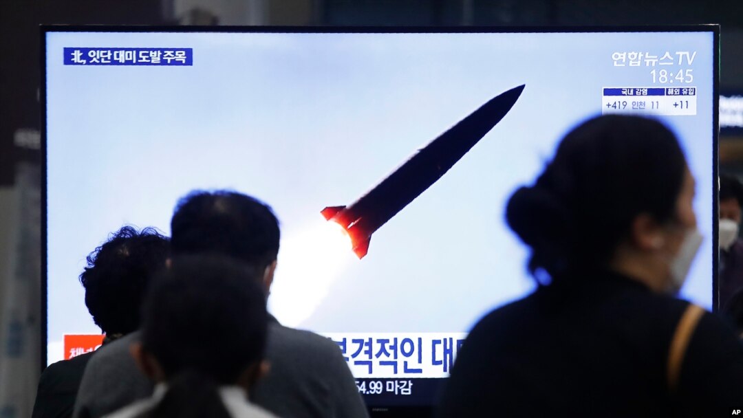 지난 3월 한국 서울 기차역에서 북한의 미사일 발사 관련 뉴스가 나오고 있다. 