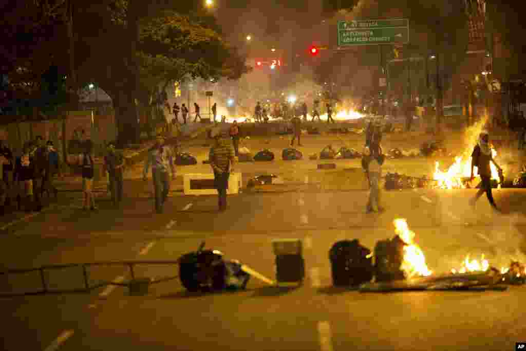 Manifestantes colocam objectos na estrada como forma de bloqueio, no bairro de Altamira, em Caracas, Fev. 20, 2014. 