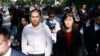 Linda Sun, a la derecha, exasistente de la gobernadora de Nueva York Kathy Hochul, y su esposo, Christopher Hu, salen del Tribunal Federal de Brooklyn después de su comparecencia, el martes 3 de septiembre de 2024, en Nueva York. (Foto AP/Corey Sipkin)