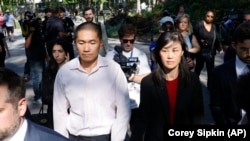 Linda Sun, a la derecha, exasistente de la gobernadora de Nueva York Kathy Hochul, y su esposo, Christopher Hu, salen del Tribunal Federal de Brooklyn después de su comparecencia, el martes 3 de septiembre de 2024, en Nueva York. (Foto AP/Corey Sipkin)