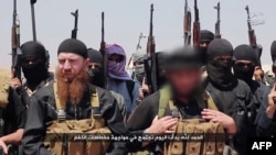 Jihodchilar 2014-yilda tarqatgan suratda "Islomiy davlat" a'zolari, shu jumladan gruzin millatiga mansub Umar al-Shishaniy (Tarxan Batirashvili) (chapda) tasvirlangan.