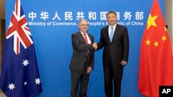 资料照：中国商务部部长王文涛与澳大利亚贸易部长唐·法雷尔 (Don Farrell) 在北京举行会谈。（2023 年5月12日）