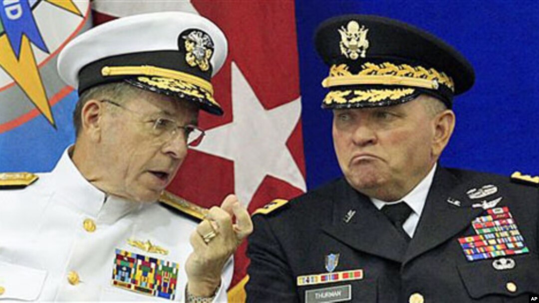 US Navy Admiral Mike Mullen, chairman of the Joint Chiefs of Staff (L) speaks to incoming commander of combined US-South Korea forces, US Army General James D. Thurman, during a change-of-command ceremony for the United Nations Command and US-South Korean