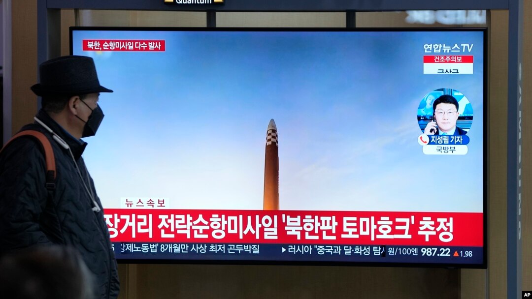 22일 한국 서울역 이용객이 북한 미사일 발사 TV 뉴스를 시청하고 있다. 