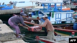 Gia đình các ngư dân ở tỉnh Quảng Ngãi rất nghèo khó và không thể có đủ tiền để trả tiền phạt