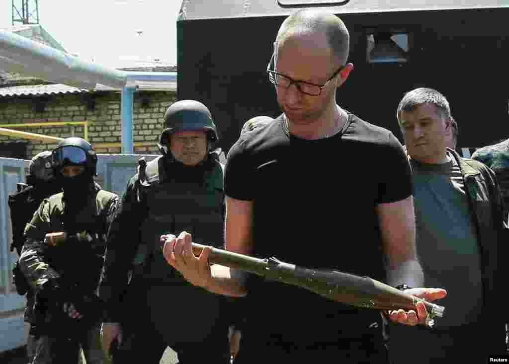 Bosh vazir Arseniy Yatsenyuk, Slavyansk