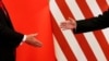 时任美国总统特朗普2017年11月访华时与中共领导人习近平握手（路透社）