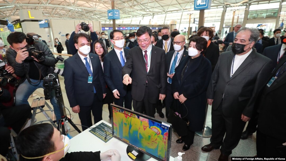 지난 13일 주한외교단이 인천국제공항 1터미널을 방문해 출입국 검역 절차에 대한 설명을 듣고 있다. 사진 출처: 한국 외교부. 