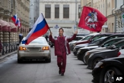Moskva ko'chalarida Rossiya va Moskva bayrog'ini ko'tarib yurgan tojikistonlik, 30-aprel, 2015