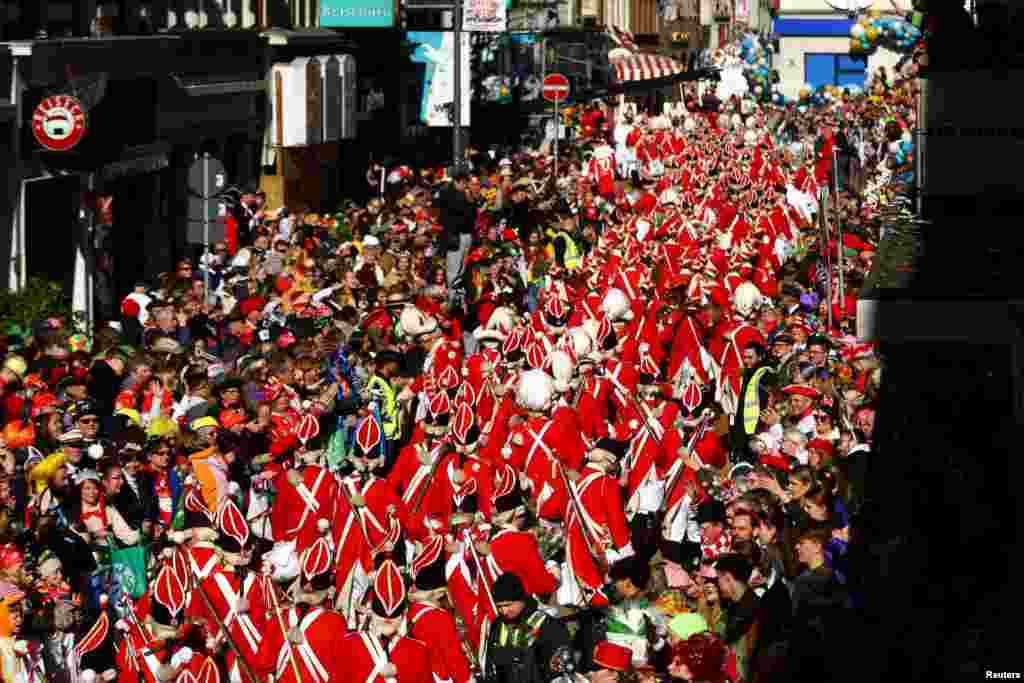 Germaniyaning Kyoln shahrida "Rosenmontag" paradi