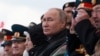 Президент Росії Володимир Путін спостерігає за військовим парадом у День Перемоги, присвячений 77-й річниці перемоги над нацистською Німеччиною у Другій світовій війні, на Червоній площі в центрі Москви, Росія, 9 травня 2022 року. Sputnik/Mikhail Metzel.