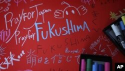 福岛县撤离人员中心的一块留言板上写着“为日本祈祷”