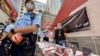 大批军装警员搜查支联会母亲节街站，怀疑支联会进行进行批准筹款活动（美国之音/汤惠芸）