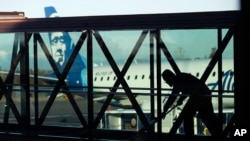 ARHIVA - Avion kompanije Aljaska erlajns na pisti aerodroma u Everetu, u državi Vašington (Foto: AP Photo/Ted S. Warren)