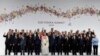 일본 오카사에서 열린 G20 정상회의 공식 환영식에서 각국 정상들이 기념촬영을 하고 있다. 