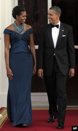 AQSh prezidenti Barak Obama va uning rafiqasi Mishel Oq Uydagi ziyofat oldidan... Mishel Obama yosh dizaynerlar yaratgan kiyimlarni kiyadi.