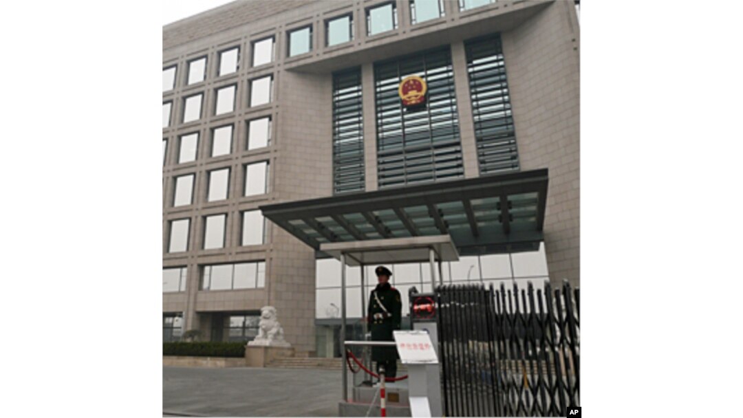 A guard stands at the gate of the Beijing High People's Court, where Xue Feng's appeal hearing is taking place