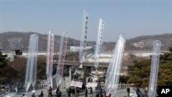 资料照：脱北者和韩国活动人士在朝韩边界板门店举行的反朝鲜活动中释放装有宣传品的气球。（2013年2月16日）