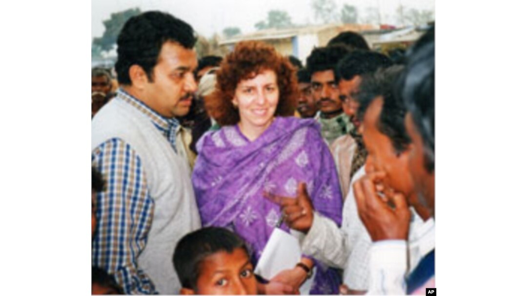 Ellyn Ogden and Dr. Saurabh Sharma, WHO Surveillance Focal Point/Bihar, check the fingers of every child in the market for ink-marks - a sign that the child was immunized during the round.