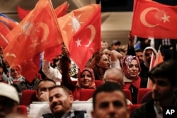 Prezident Erdog'an tarafdorlari Istanbulda uning nutqini tinglamoqda, 29-may, 2018-yil.