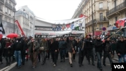 Demonstrators march at the Place de La Republique, rallying against labor reforms proposed by the leftist government, Paris, France, March 9, 2016. (L. Bryant/VOA)