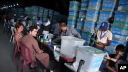 Afg'onistonda saylov uchastkasi xodimlari. 2014-yil