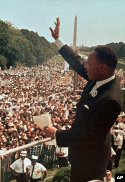 Martin Lyuter King Vashingtondagi nutq ketidan ommani olqishlamoqda, 28-avgust, 1963