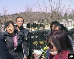 中国访民清明到福田公墓给杨佳扫墓